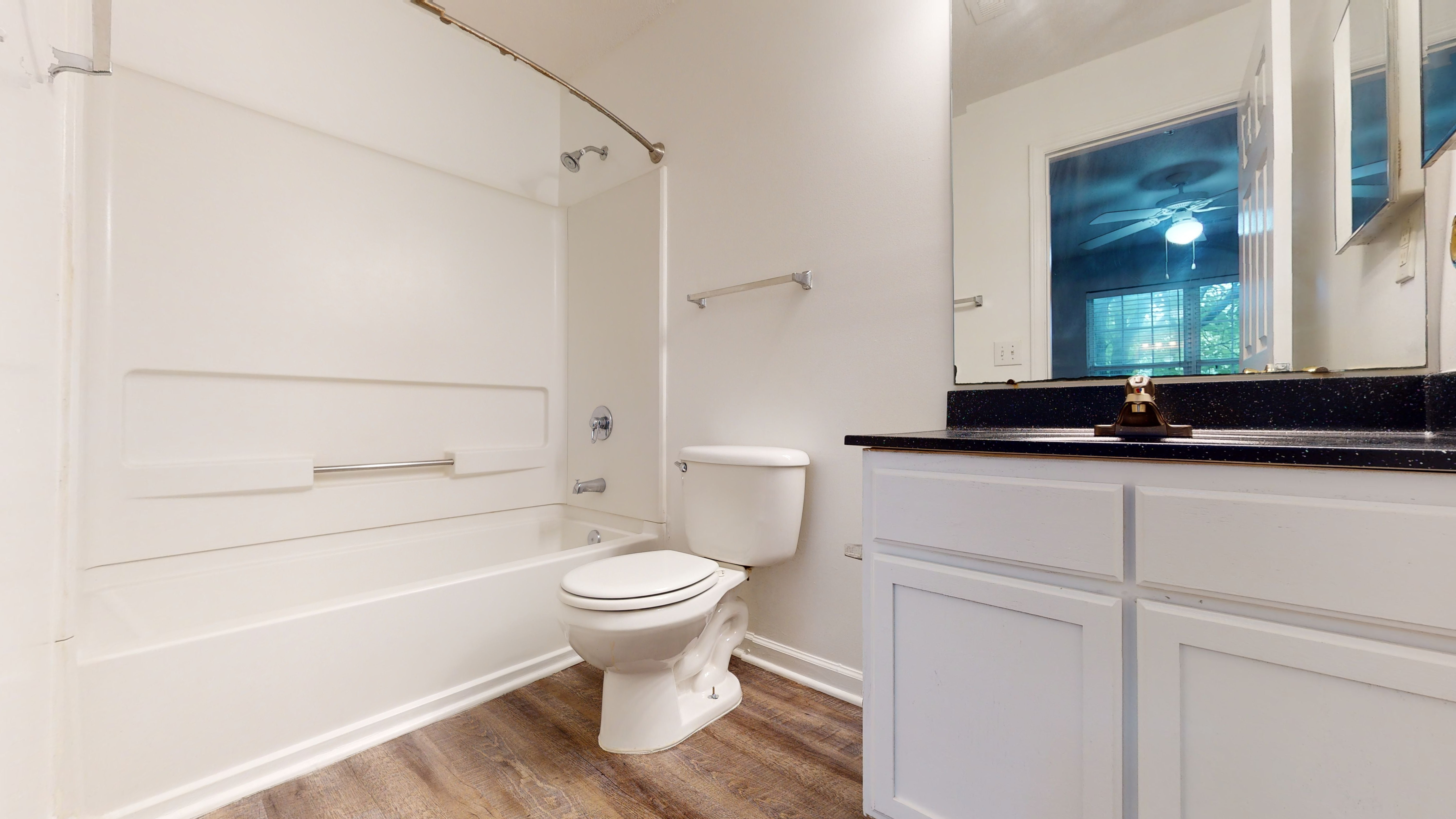 Northstone Apartments bathroom